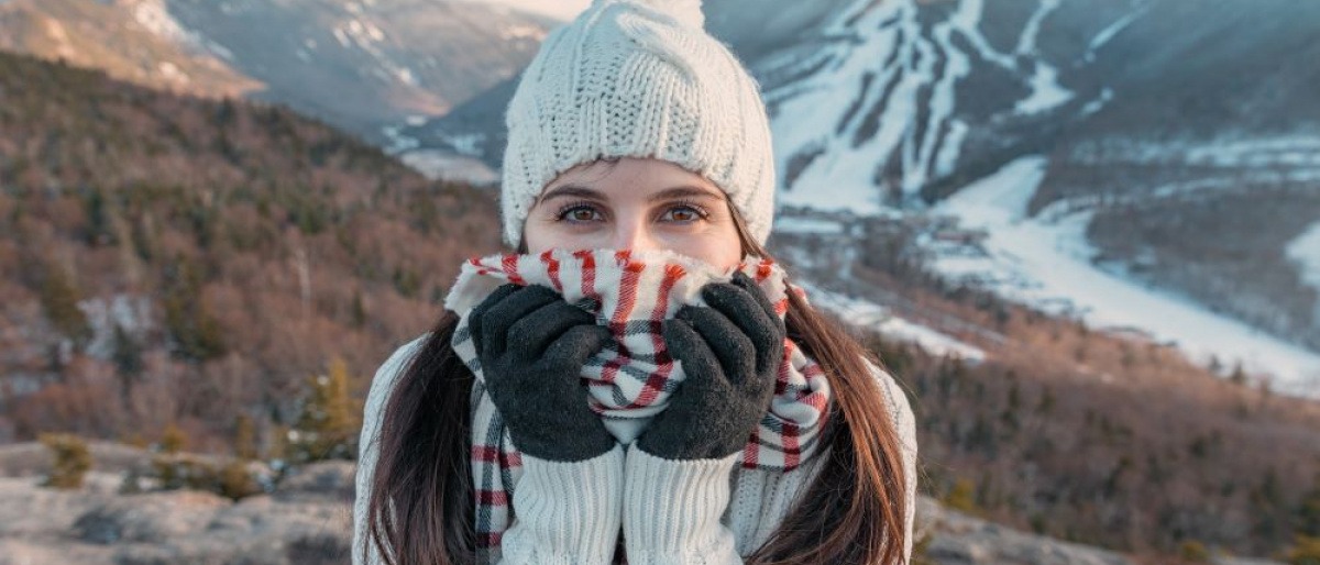 Frau mit Schal in winterlicher Umgebung