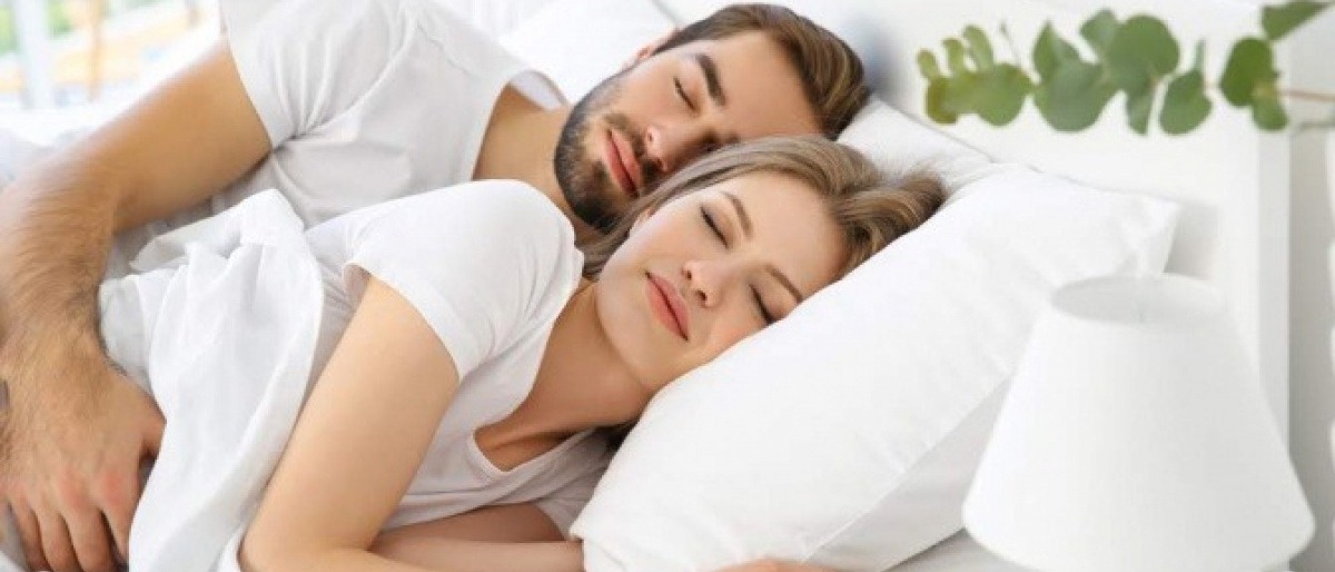 Ein Mann und eine Frau stärken beim Schlaf das Immunsystem