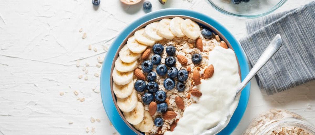 Schlaffördernde Lebensmittel wie Banane, Milchprodukte, Haferflocken