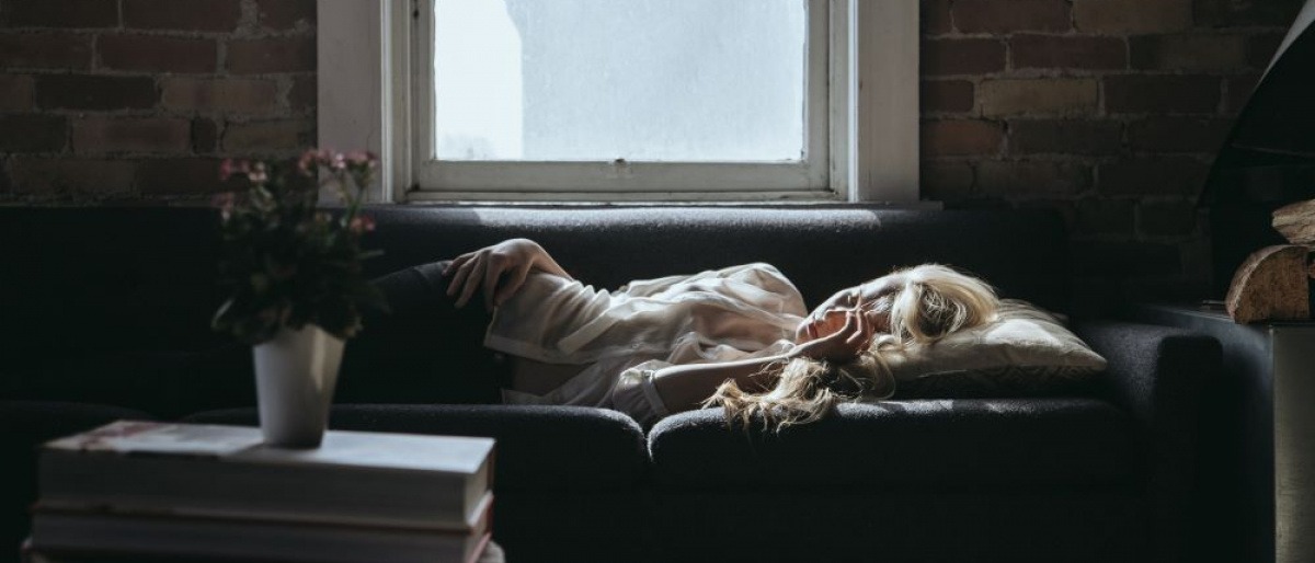 Eine Frau in den Wechseljahren leidet unter Schlaflosigkeit
