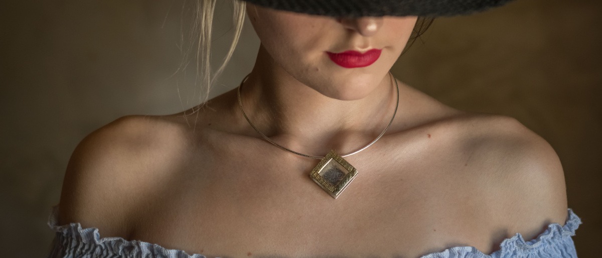Frau mit auffallenden Schmuckset