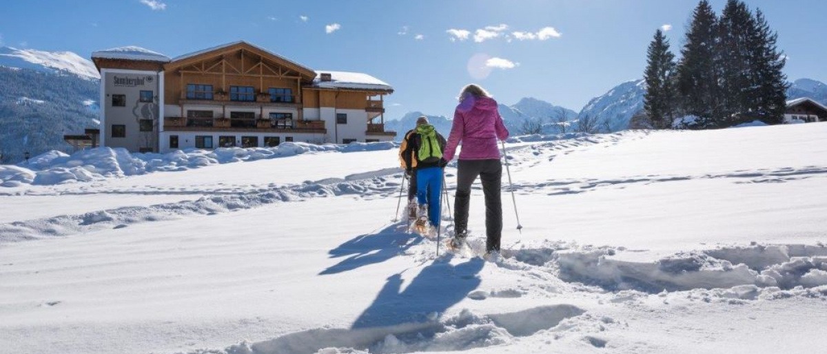 Eine Gruppe Menschen macht bei einer Schneeschuhwanderung mit