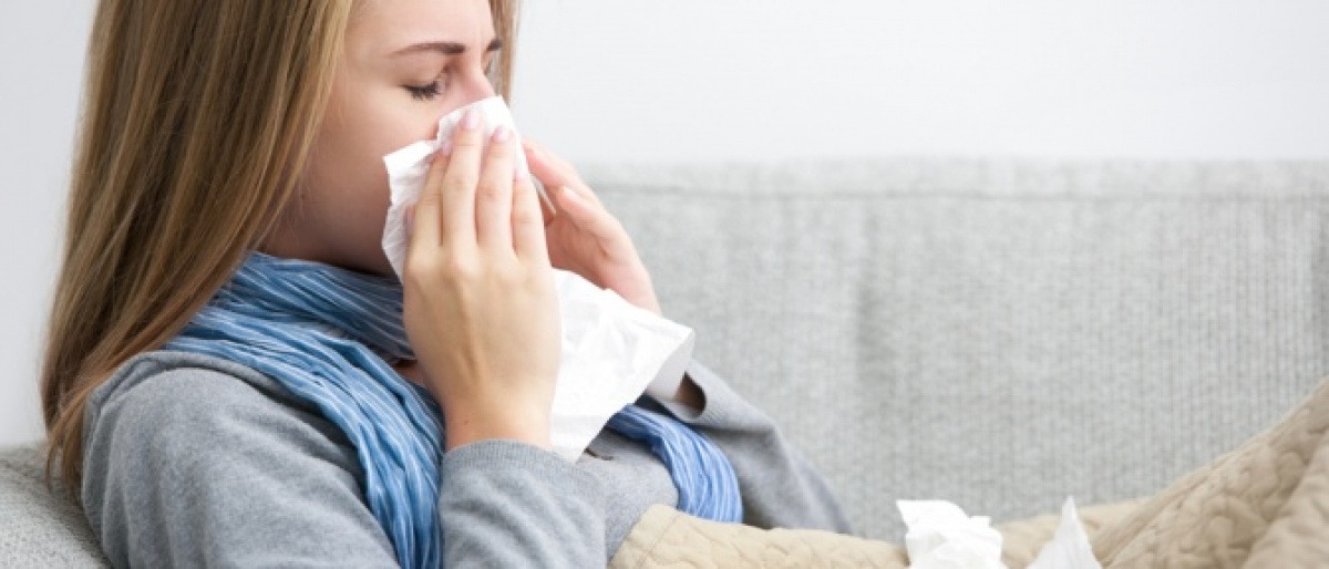 Eine Frau mit Schnupfen sollte Aromatherapie anwenden