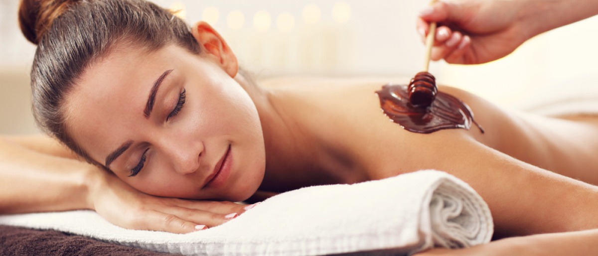 Eine Frau bekommt eine Schokoladenmassage