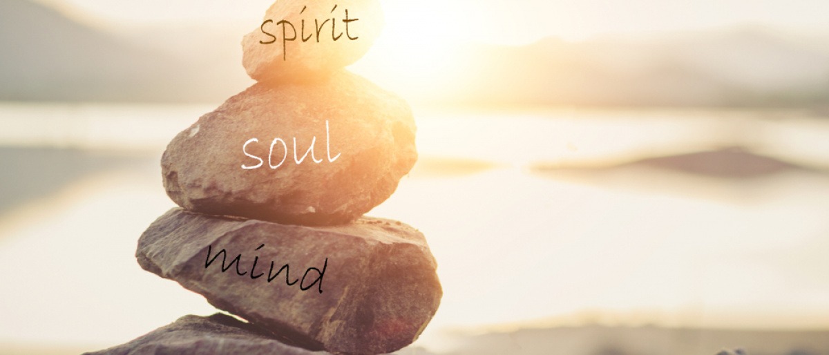 Als Zeichen für Seele sind Steine mit Body, Mind, Soul beschrieben