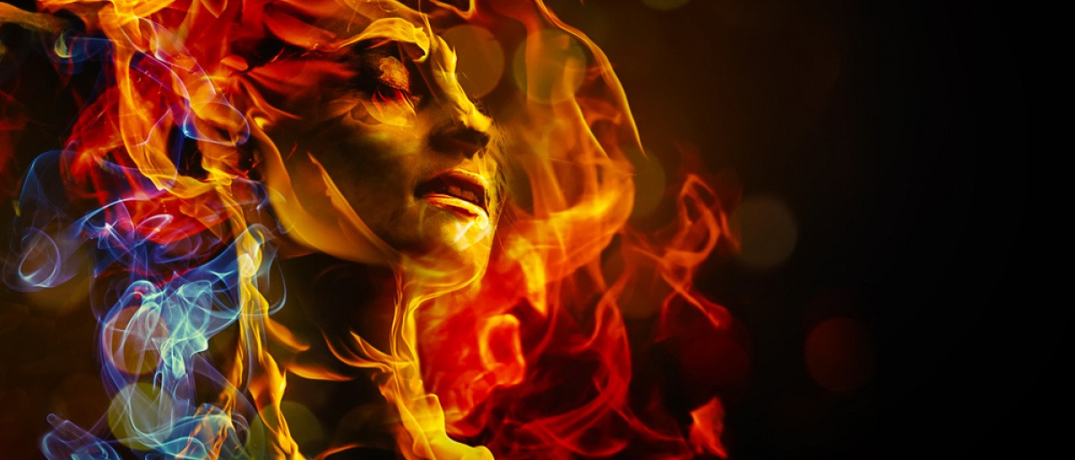 Der Kopf einer Frau ist in Flammen gehüllt