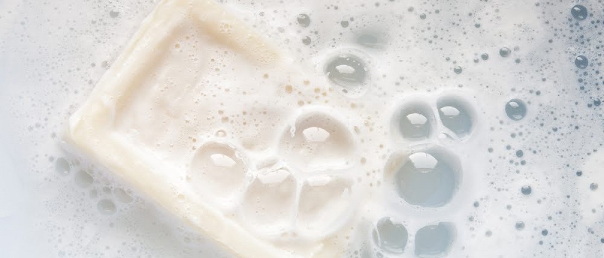 Schaum von Seife oder Duschgel ist im Wasser