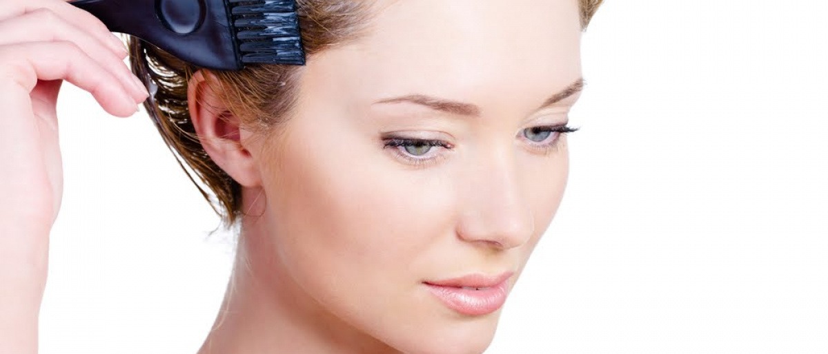 Eine schonende und natürliche Aufhellung der Haare mit einer Blondierung ist auch zuhause nicht unmöglich Eine Frau blondiert ihre Haare selber