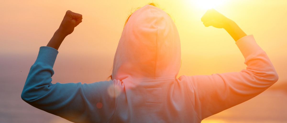 Eine Frau von hinten zeigt Selbstbewusstsein