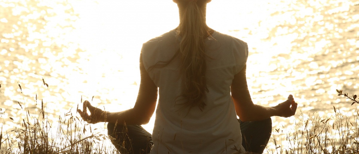 Frau in Meditationspose zur Selbstfindung