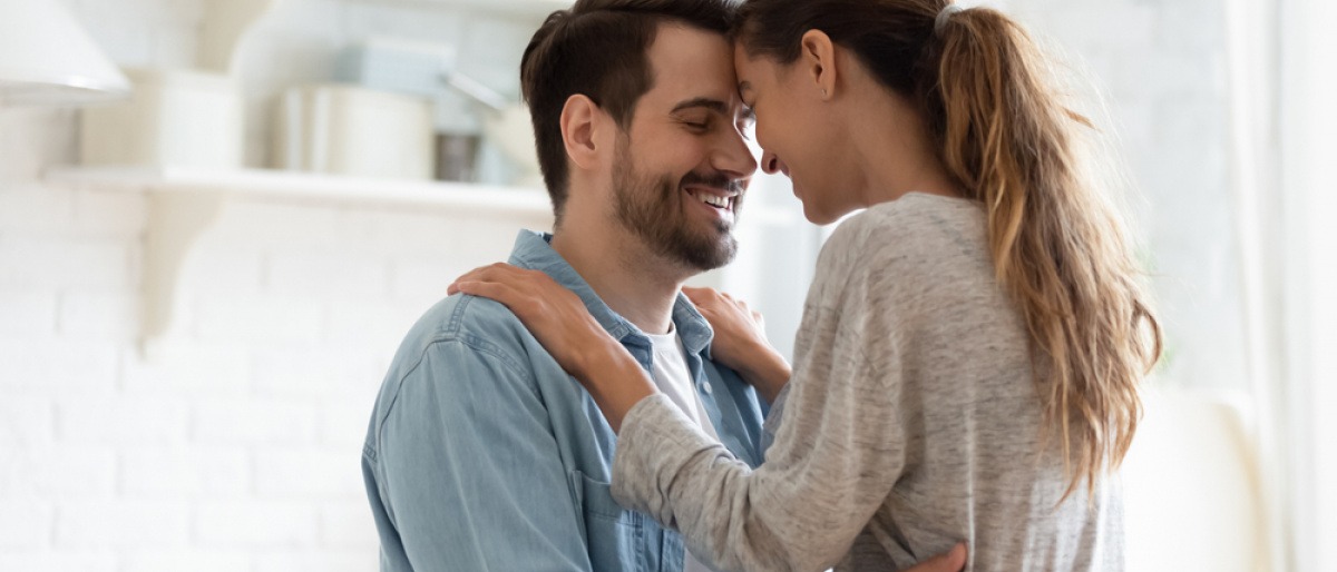 Paar hält sich und freut sich auf Sex während der Periode