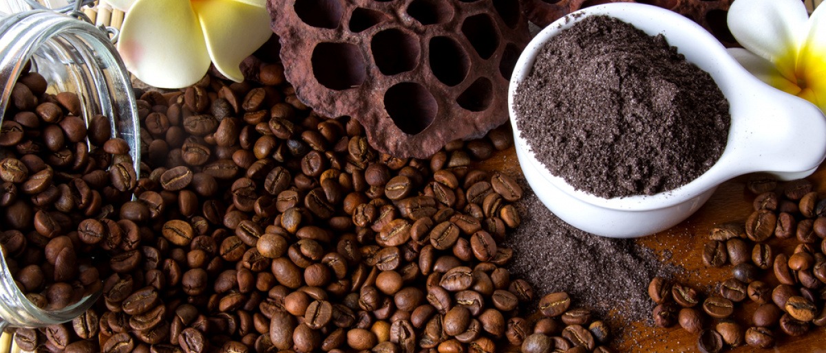 Gemahlener Kaffee wird als Zutat für ein Kaffee-Peeling verwendet