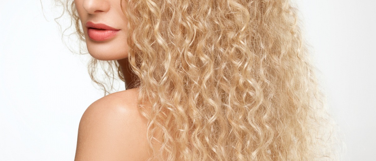 Eine Frau mit blonden lockigen Haaren