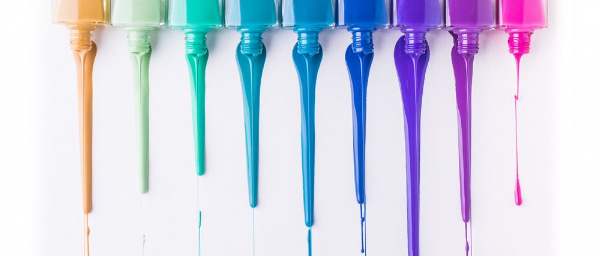 Auf dem Foto sind neun verschiedene Nagellacke abgebildet, bei denen die Farbe ausläuft. Hauptsächlich sind es Blautöne, aber auch gold und pink ist dabei.