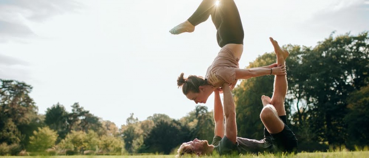 Ein Paar macht Yoga zu zweit