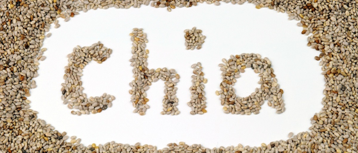 Chia-Samen sind auf einer Oberfläche verstreut und aus ihnen ist in der Mitte der Name "Chia" geformt worden