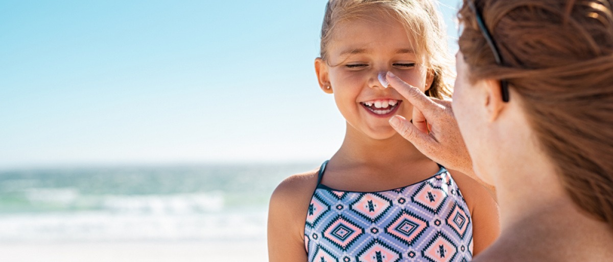 Kind mit Sonnencreme auf der Nase