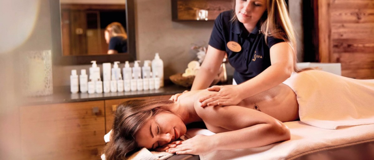 Frau entspannt bei einer Spa-Behandlung