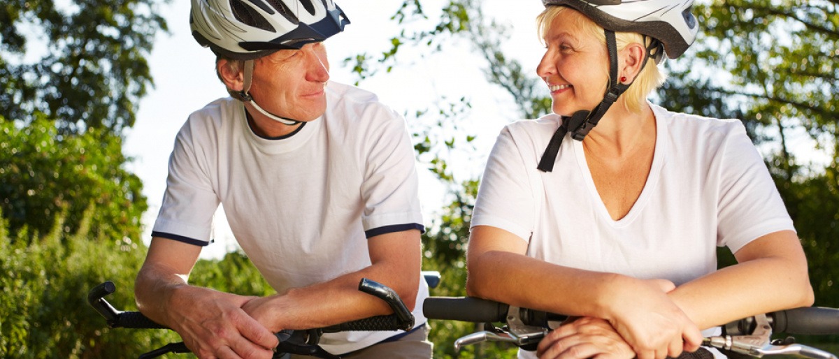 Ältere Menschen betreiben Sport und sitzen am Rad