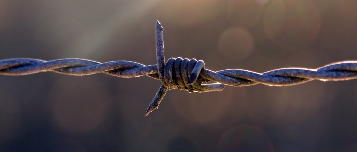 Ein Stacheldraht ist als Symbol für eine Abgrenzung zu sehen