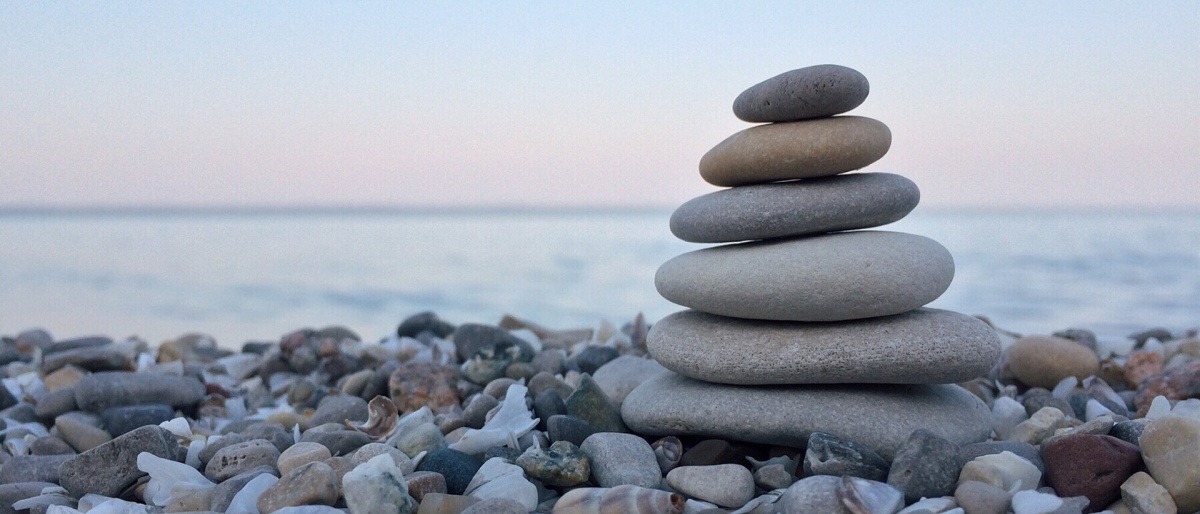 Steine in Balance symboliseren innere Gelassenheit
