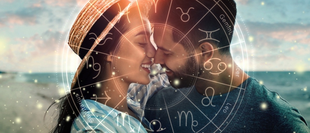 Paar küsst sich, davor ein Kreis mit Sternzeichen