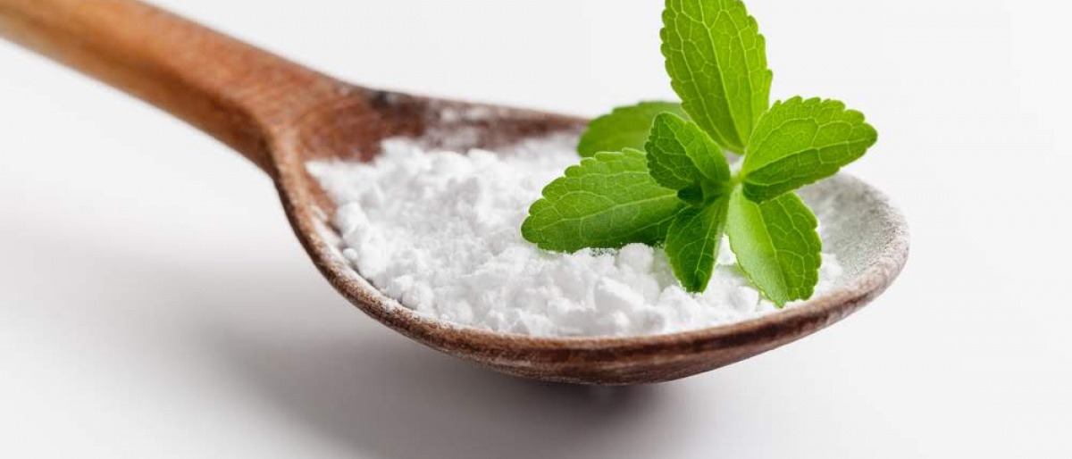 Blatt Stevia auf einem Löffel mit Süßstoff