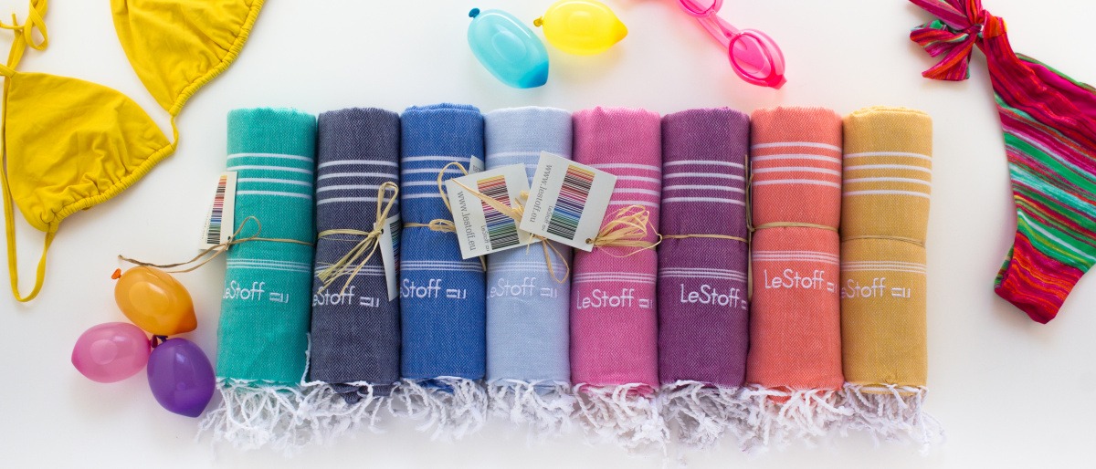 Rollen von LeStoff liegen neben Bikini