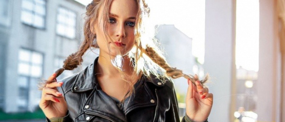 Eine Frau hat geflochtene strapazierte Haare