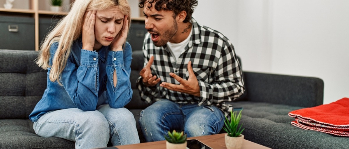 Wie viel Streit in einer Beziehung ist normal? Paar während eines großen Streits, der Mann schreit die Frau an.