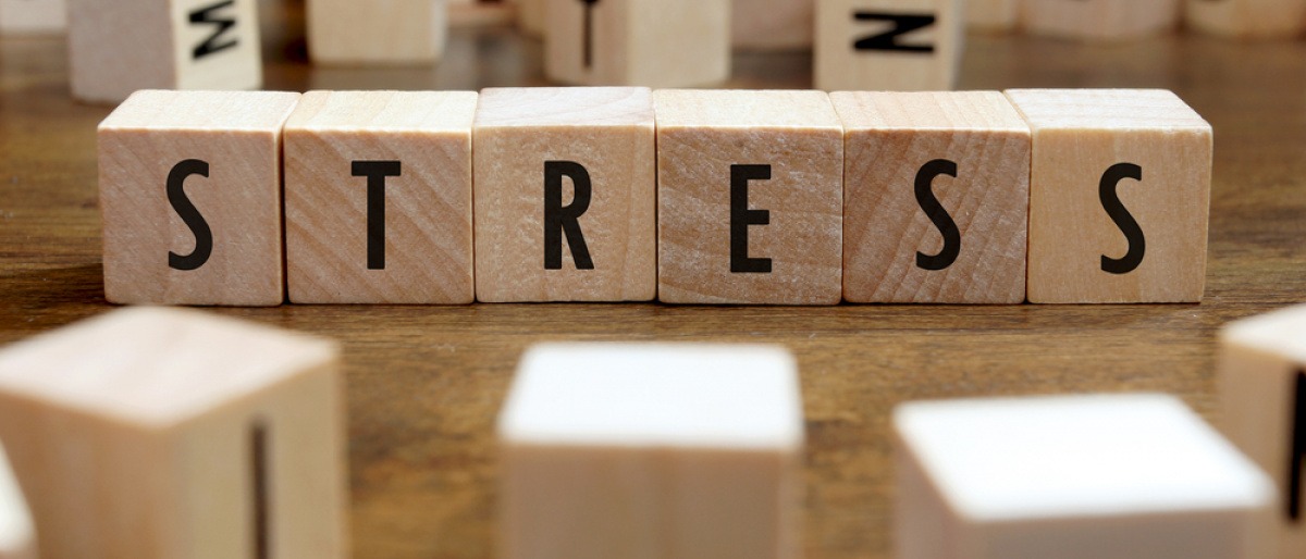Das Wort Stress ist mit Holzwürfeln gelegt