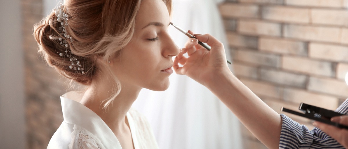 Zwei Frauen zeigen Ihr Frisuren Styling für die Hochzeit