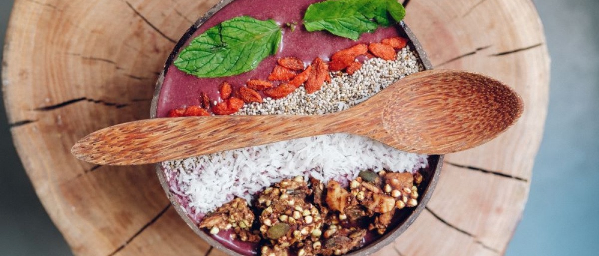 Eine Schüssel mit Superfoods, die eine gute Wirkung auf uns haben
