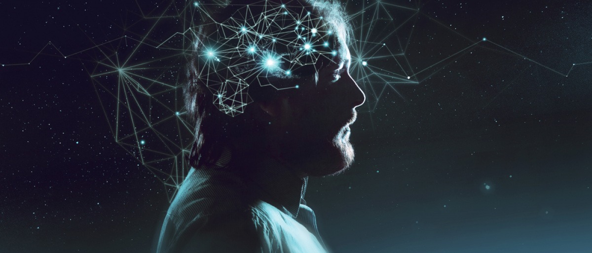 Im Kopf eines Mannes werden die Synapsen im Gehirn sichtbar