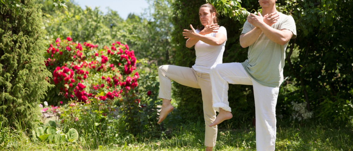 Ein Mann und eine Frau machen Tai Chi gegen Kopfschmerzen