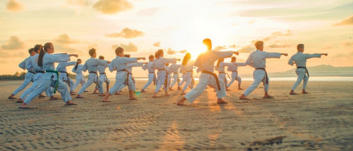 Eine Gruppe von Menschen macht Tai Chi zur Stärkung