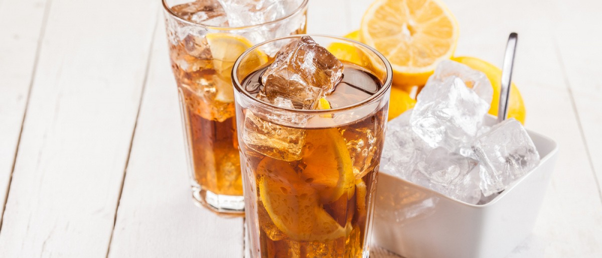 Gläser mit Tee und Eiswürfeln stehen auf einem Tisch