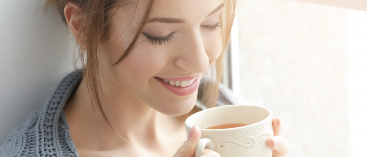 Eine Frau trinkt Tee für ihr Wohlbefinden 
