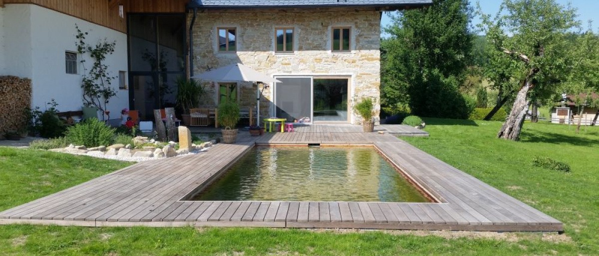 In eine Terrasse aus Holz eingebettet, befindet sich ein Pool