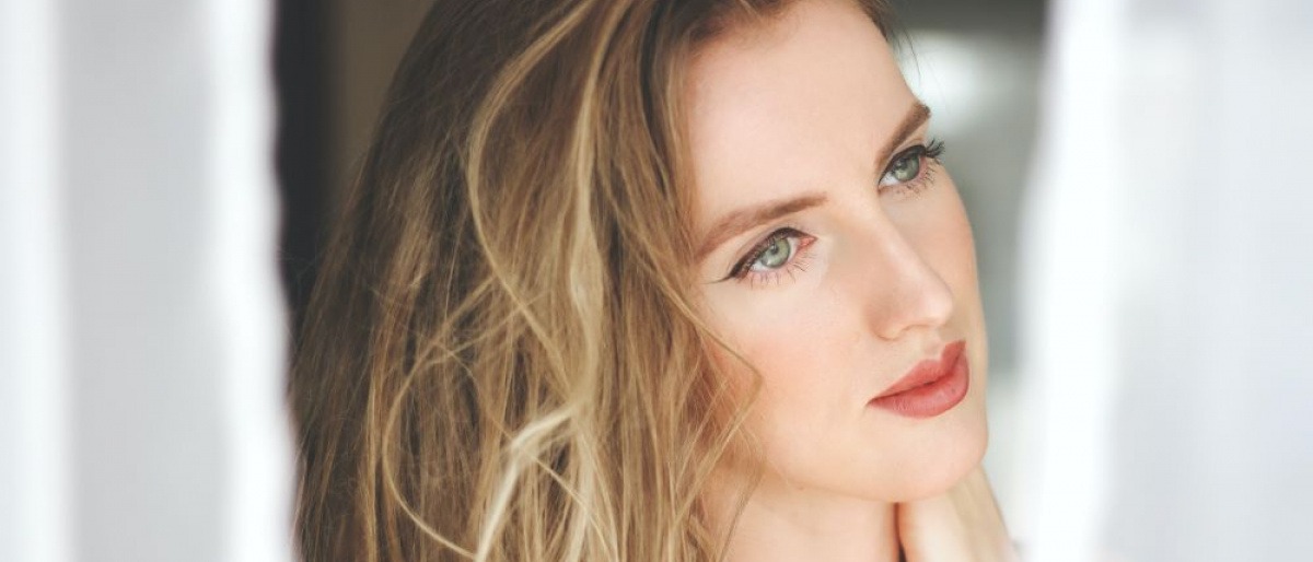 Frau mit glänzenden blonden Locken