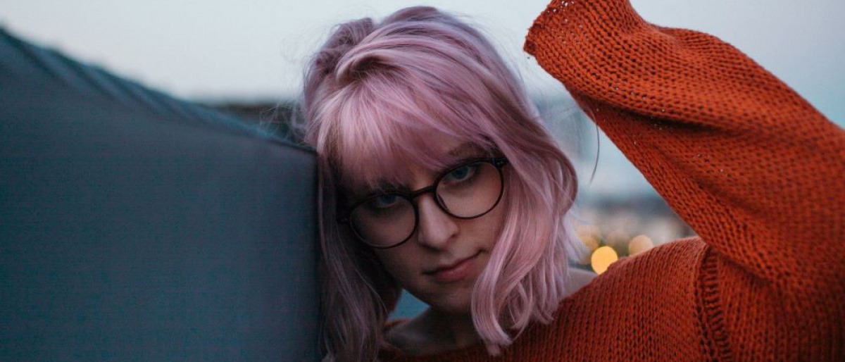 Frau mit unerwünschter Haarfarbe