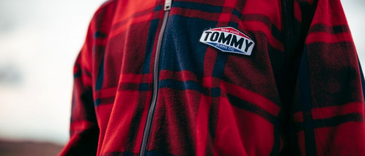 Ein Mann trägt einen Sweater von Tommy Hilfiger