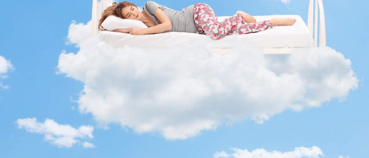 Frau im Bett auf Wolken