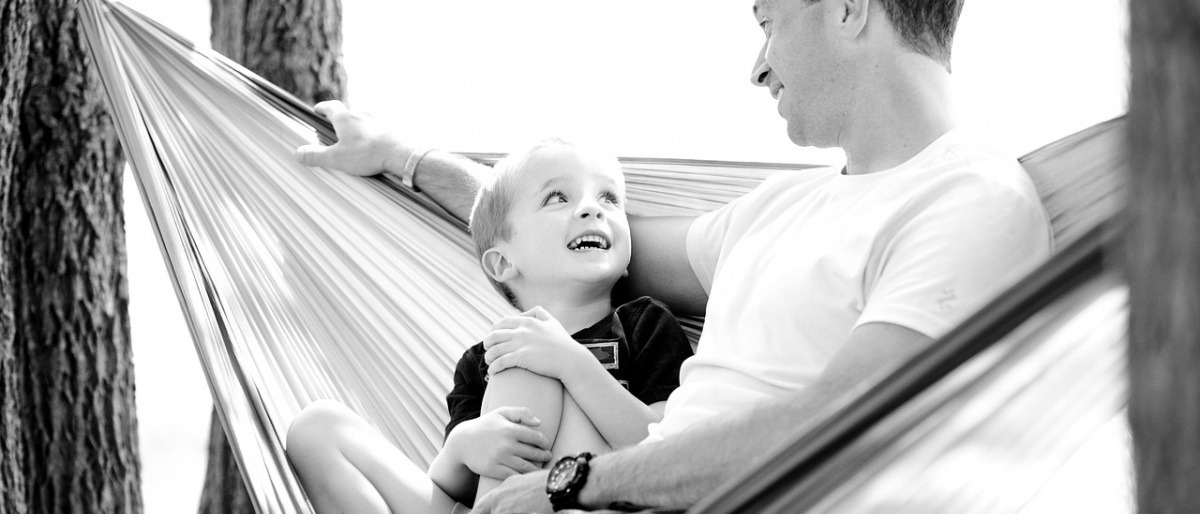 Vater und Sohn sitzen in der Hängematte