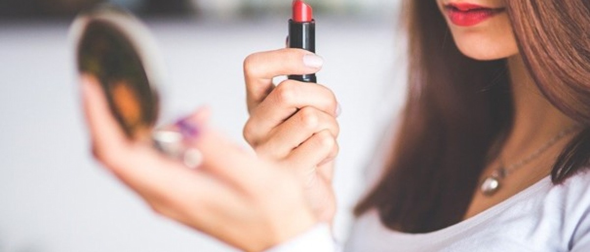 Eine Frau verändert ihr Aussehen für ein neues Ich durch Make-up