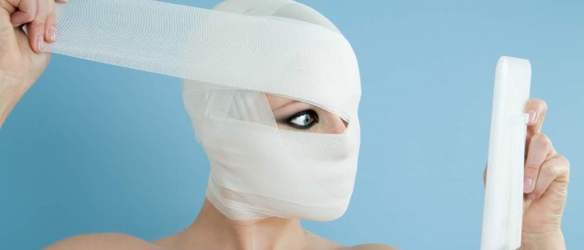 Eine Frau ist in einen Verband gewickelt