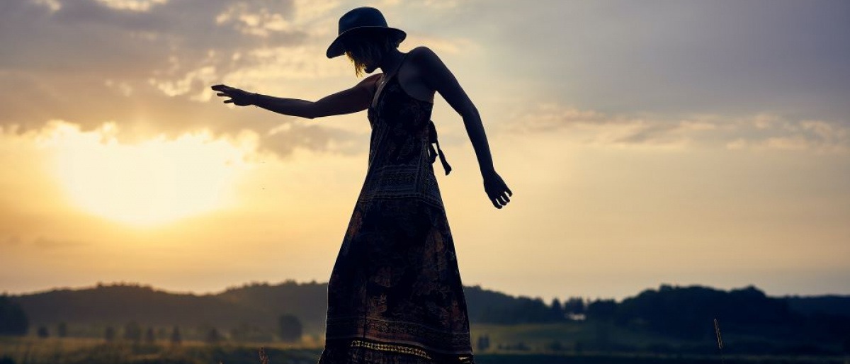 Eine Frau bekommt durch die Sonne Vitamin D Zufuhr