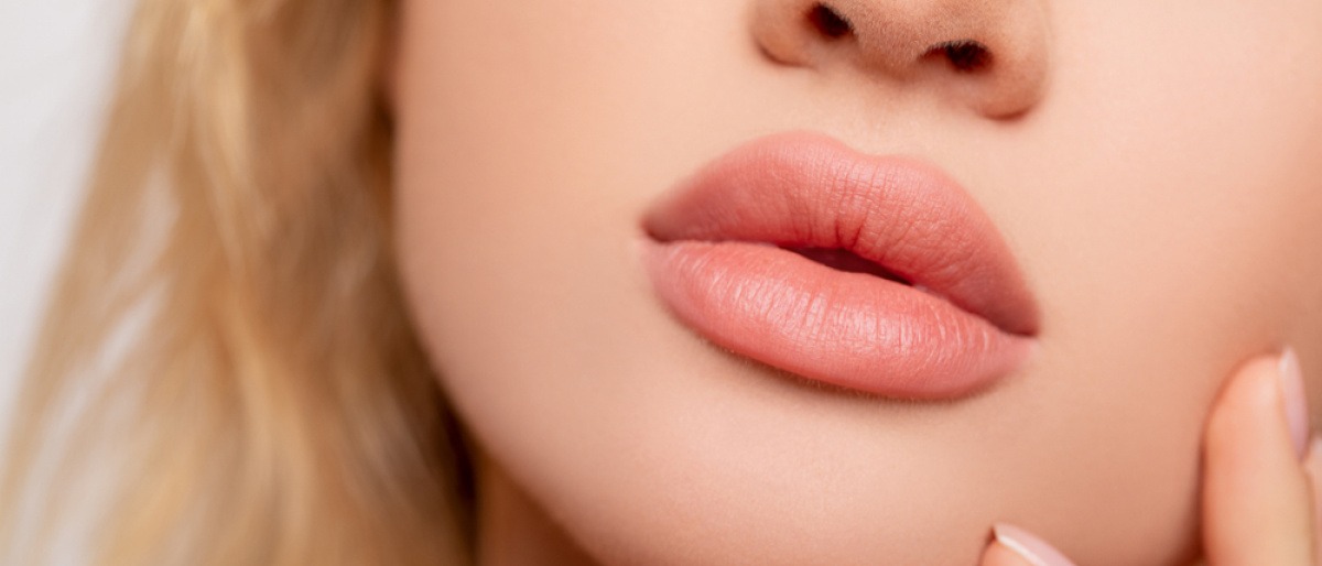 Ein Portrait einer Frau mit vollen Lippen