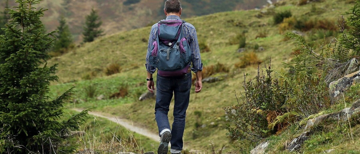 Mann wandert in Südtirol