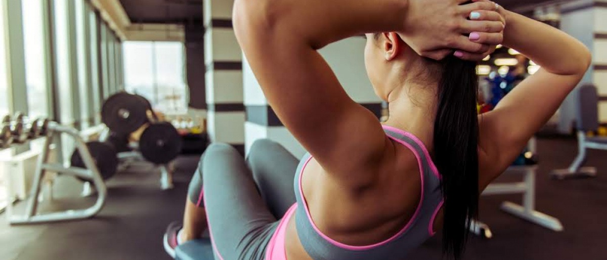 Frau trainiert im Fitnessstudio.